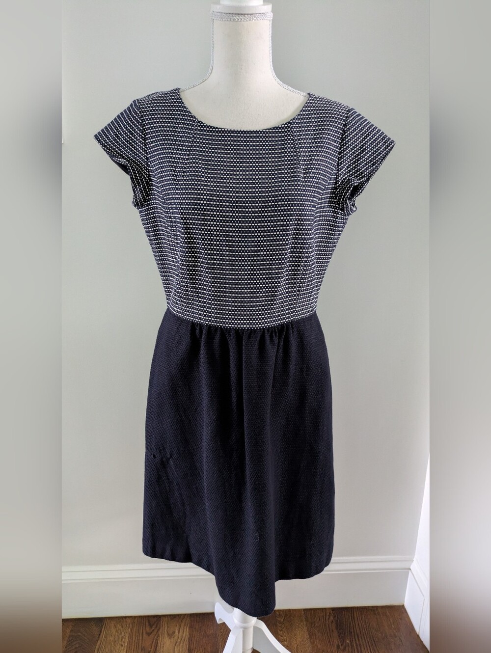 Brooks Brothers Size 10 Navy Dress In excellent condition